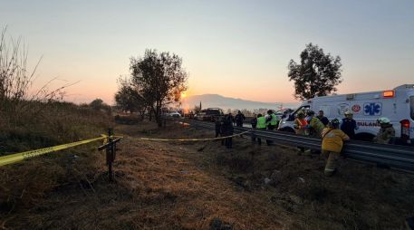 La circulación en la vía permanece cerrada, y se mantendrá así mientras los cuerpos de rescate continúan con sus labores en el lugar. X / @SSalud_Mich