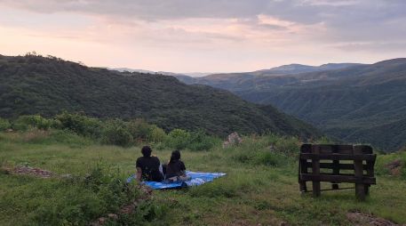 Durante el día, los visitantes pueden recorrer veredas empinadas que llevan a miradores naturales, practicar trail running entre caminos de tierra rojiza, observar aves que sobrevuelan las barrancas o simplemente extender una manta para admirar la puesta de sol. ESPECIAL / Parque Ecologico Huilotán