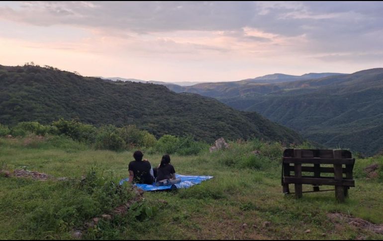 Durante el día, los visitantes pueden recorrer veredas empinadas que llevan a miradores naturales, practicar trail running entre caminos de tierra rojiza, observar aves que sobrevuelan las barrancas o simplemente extender una manta para admirar la puesta de sol. ESPECIAL / Parque Ecologico Huilotán