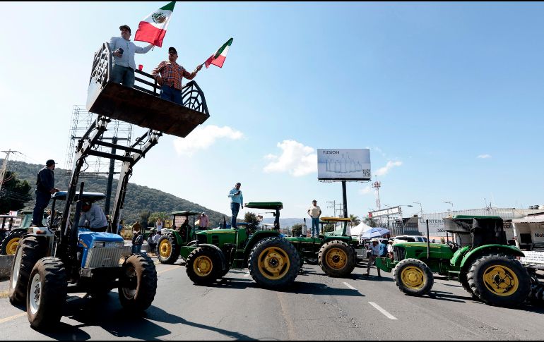 Hoy lunes 24 de noviembre, luego de un llamado nacional, organizaciones de productores del campo y transportistas comenzaron a realizar bloqueos en carreteras y autopistas del país. AFP / ARCHIVO