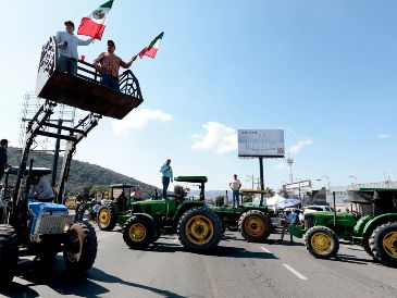 Hoy lunes 24 de noviembre, luego de un llamado nacional, organizaciones de productores del campo y transportistas comenzaron a realizar bloqueos en carreteras y autopistas del país. AFP / ARCHIVO