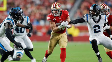 Christian McCaffrey (centro) enfrentó por primera vez en su carrera a su ex equipo. EFE/J. Mabanglo