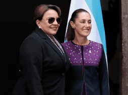 La Presidenta de México, Claudia Sheinbaum, posa junto a su homóloga de Honduras, Xiomara Castro, durante una ceremonia de bienvenida en Palacio Nacional. EFE/J. Méndez