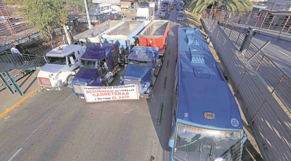 Transportistas sufren asaltos frecuentes y violentos en carreteras; autoridades llaman a reforzar la seguridad vial. EL UNIVERSAL