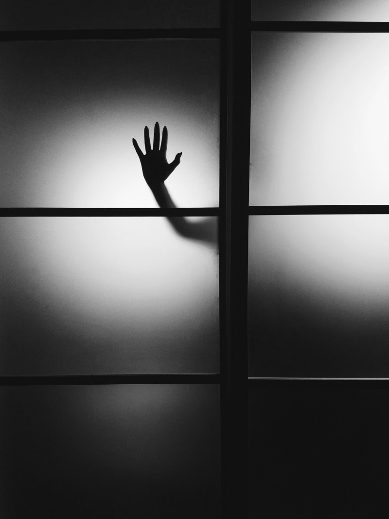 En las películas de terror, las 3 de la mañana suele ser una hora en la que sucede un fenómeno paranormal. UNSPLASH / MONTYLOV 