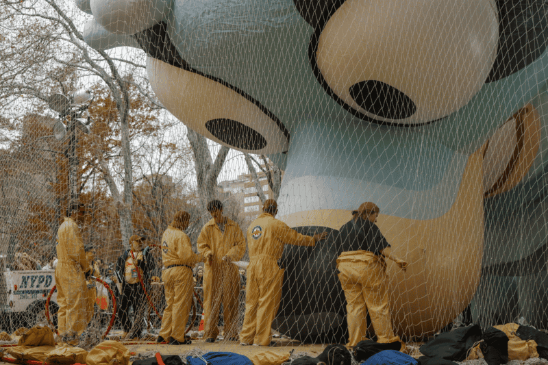 Inflan un globo con el personaje Bluey antes del 99.º Desfile Anual del Día de Acción de Gracias de Macy's en Nueva York, EFE / O. FEDOROVA