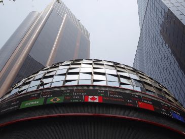 En la jornada, el peso mexicano se apreció un 0.38 % frente al dólar, al cotizar en 18.19 unidades por billete verde, frente a los 18.26 en la jornada anterior, según datos del Banco de México. EFE / ARCHIVO