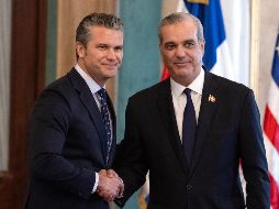 El presidente dominicano, Luis Abinader (derecha), sostuvo un encuentro con el secretario de Guerra estadounidense, Pete Hegseth. EFE/O. Barría