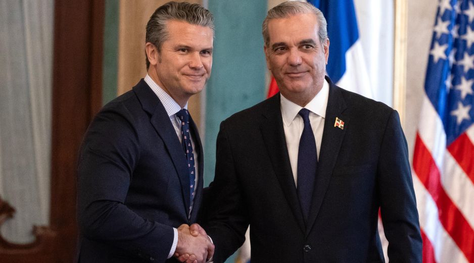 El presidente dominicano, Luis Abinader (derecha), sostuvo un encuentro con el secretario de Guerra estadounidense, Pete Hegseth. EFE/O. Barría