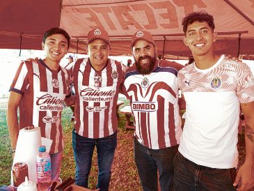 Rojiblancos de corazón. La lealtad de 60 seguidores del Rebaño fue premiada en este memorable evento en el estadio AKRON. EL INFORMADOR/J. Acosta