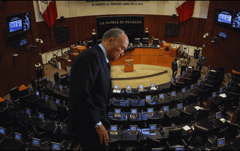 Ayer, en el Senado, se aprobó en fast track la renuncia de Gertz Manero. EFE / SUN / ARCHIVO