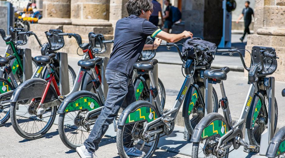 Personal de MiBici revisa y prepara para su reincorporación una de las bicicletas recuperadas durante los operativos recientes. EL INFORMADOR/ A. Navarro
