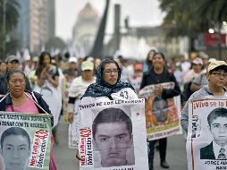Colectivos de familias buscadoras y organizaciones civiles se han manifestado contra la FGR para exigir resultados y denunciar años de impunidad, en casos como Ayotzinapa, las desapariciones y el Rancho Izaguirre en Jalisco, entre otros. AFP