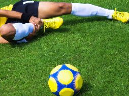 Todo jugador que tenga que recibir la intervención del equipo médico en el terreno de juego por un problema físico tendrá que abandonar el campo durante dos minutos. ESPECIAL / CANVA