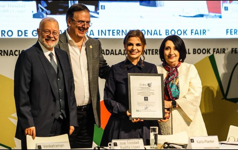 En el mismo acto, el alcalde de Barcelona —ciudad invitada de honor— anunció que la tradicional fiesta de Sant Jordi se celebrará el 6 de diciembre dentro de la FIL. EL INFORMADOR / A. Navarro