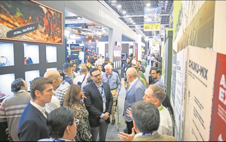 Visitantes recorren los pasillos de Expo Guadalajara durante una jornada dedicada a la industria turística. EL INFORMADOR/ Archivo
