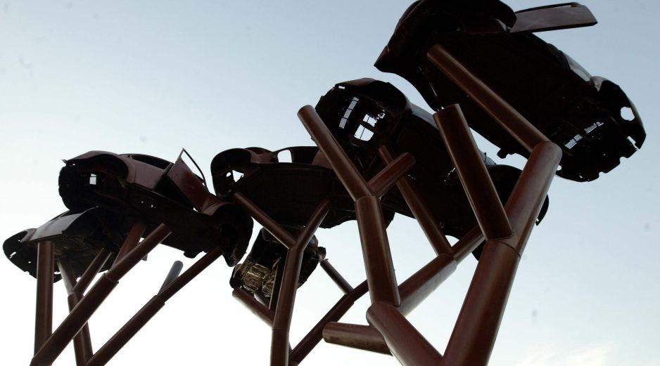 La increíble y enorme escultura está hecha de partes de automóviles Volkswagen. EL INFORMADOR/ARCHIVO