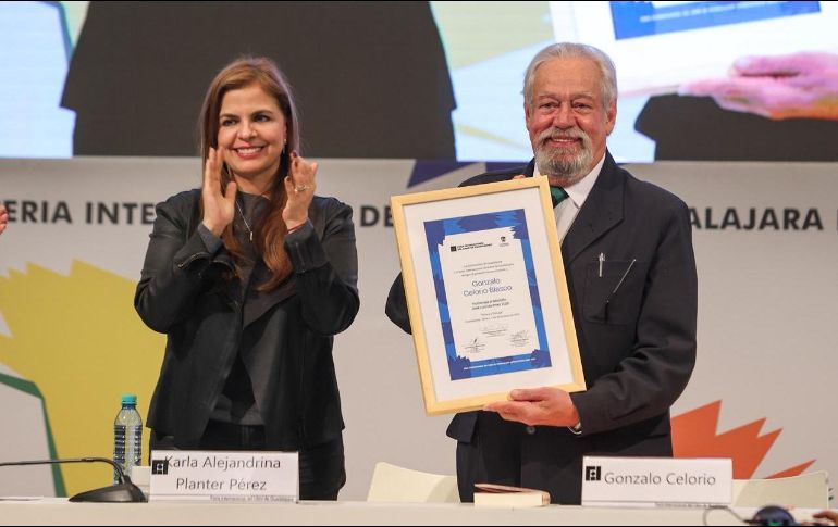 La rectora general de la UdeG, Karla Planter, fue la encargada de entregar la medalla y el reconocimiento. EL INFORMADOR/A.NAVARRO