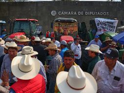 Agricultores protestan contra una propuesta de ley de aguas frente a la Cámara de Diputados en la Ciudad de Mexico, el miercoles 3 de diciembre de 2025. AP / C. ROSEL