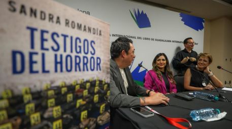 Sandra Romandía (rosa) durante la presentación de “Testigos del horror” en la FIL 2025. EL INFORMADOR / A. Navarro