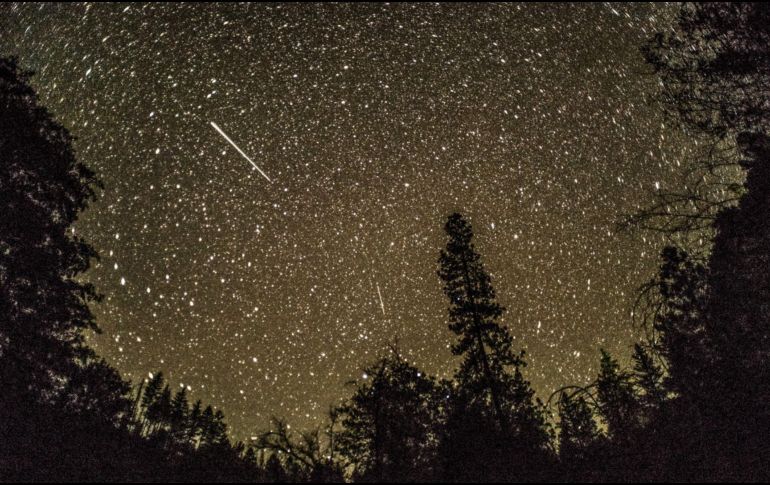 Para vivir la experiencia plenamente, se recomienda observar desde lugares abiertos y alejados de la ciudad, bajo un cielo lo más despejado posible. CANVA