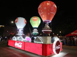 La Caravana Coca-Cola deslumbra con sus luces, música y personajes que transforman cada calle en un escenario lleno de magia navideña. EL INFORMADOR/ARCHIVO
