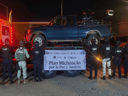 los agentes les incautaron ocho armas de fuego, 438 cartuchos, cinco kilogramos de marihuana y diversas dosis de metanfetamina, así como cinco vehículos. X / @GabSeguridadMX 