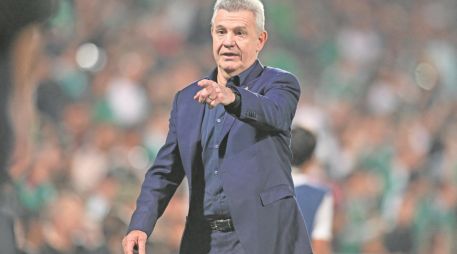 A Javier Aguirre no le genera comodidad tener que esperar hasta marzo para conocer a su tercer rival en el Mundial. AFP/A. Herrera