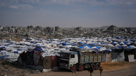 Tiendas de campaña que albergan a palestinos desplazados se alzan entre la destrucción causada por la ofensiva militar israelí en Ciudad de Gaza. AP/A. Kareem