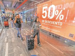 Clientes realizan compras durante El Buen Fin 2025, impulsando las ventas y el consumo en negocios locales, familiares y grandes cadenas del país. EL INFORMADOR/A. Navarro
