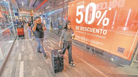 Clientes realizan compras durante El Buen Fin 2025, impulsando las ventas y el consumo en negocios locales, familiares y grandes cadenas del país. EL INFORMADOR/A. Navarro