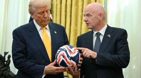 Entusiasmado por el sorteo del Mundial de 2026, el presidente Donald Trump aseguró ayer viernes 5 de diciembre que habría que rebautizar el futbol americano. AFP / ARCHIVO