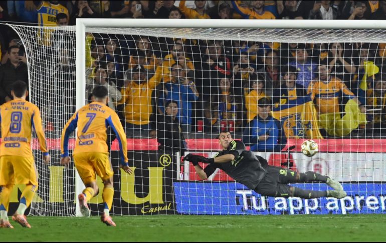 Nahuel Guzmán fue la figura del juego al detenr un penalti ejecutado por Gabriel Fernández. EFE/M. Sierra