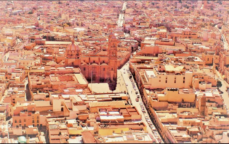 Las calles de Zacatecas se llenan de brillo decembrino: cantera rosa, tradiciones vivas y un ambiente festivo que envuelve al Centro Histórico. CORTESÍA