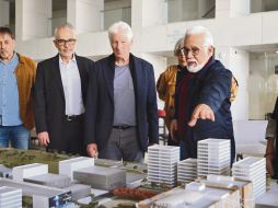 Richard Gere escucha la presentación del proyecto del Museo de Ciencias Ambientales, donde se expusieron investigaciones sobre biodiversidad. CORTESÍA