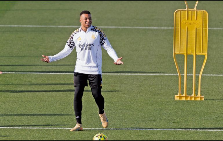 Kylian Mbappé durante el calentamiento previo al juego. EFE/S. Pérez