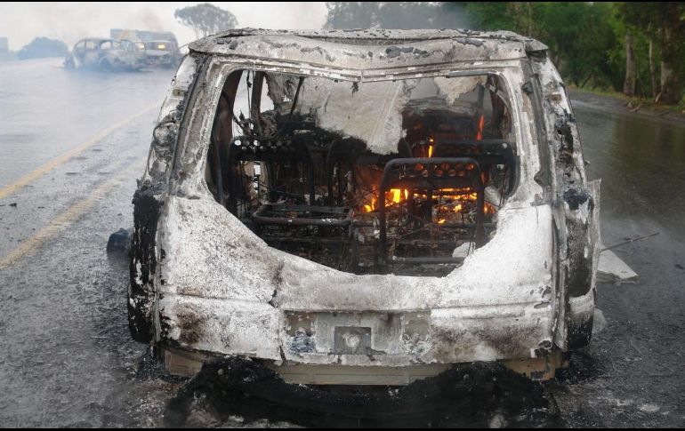 Desde el 10 de noviembre, México ha reforzado la seguridad en Michoacán, tras el asesinato de Carlos Manzo. Imagen de archivo de un auto incendiado en el estado. EFE/STR
