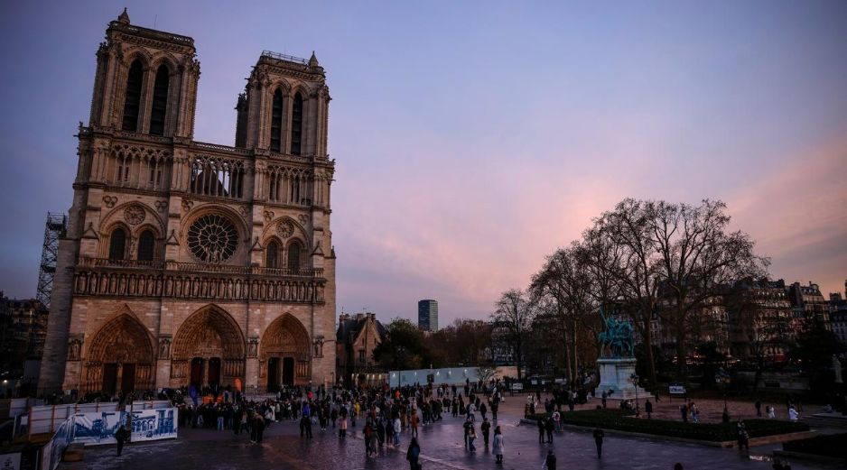 La gratuidad explica en parte el éxito de visitantes, con cifras que ponen a Notre Dame por encima del resto de grandes atractivos monumentales de París. EFE/EPA/Y. Valat