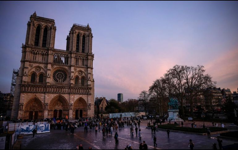 La gratuidad explica en parte el éxito de visitantes, con cifras que ponen a Notre Dame por encima del resto de grandes atractivos monumentales de París. EFE/EPA/Y. Valat