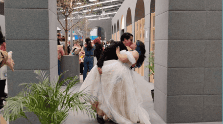 La escena sorprendió a visitantes y expositores: Pau caminando entre los stands con su vestido blanco; Pepe, sonriente, con el traje de boda. ESPECIAL/FIL Guadalajara