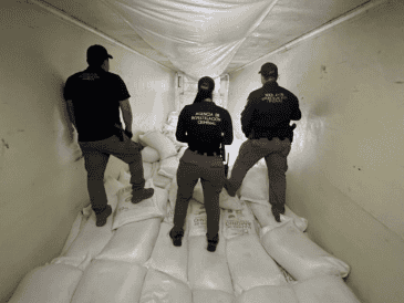 La droga decomisada era transportada en un tractocamión, dentro de costales. X / @OHarfuch