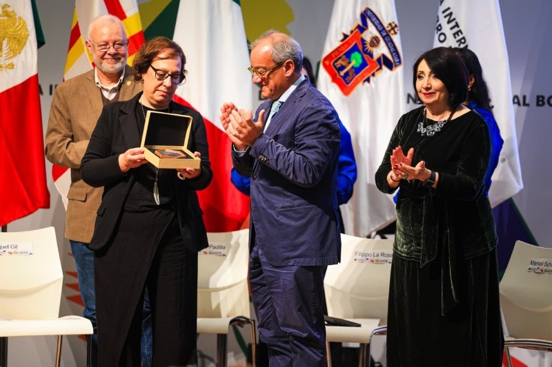 El intercambio de obsequios —una loseta de plata de Antoni Gaudí y el volumen Italia Maravillosa de Massimo Listri— simbolizó la continuidad del diálogo cultural entre ambos países. EL INFORMADOR / J. ACOSTA 