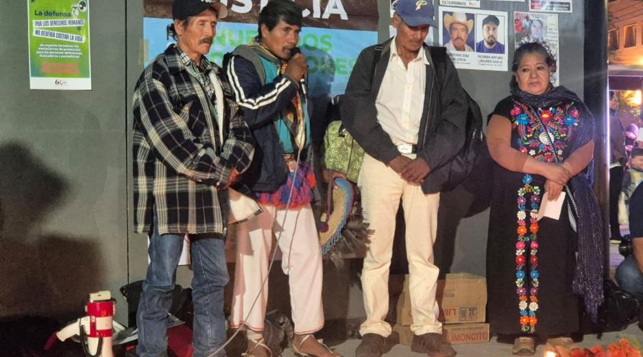 La protesta reunió carteles con los nombres y perfiles de las y los activistas, pero también a asistentes de la comunidad indígena de Azqueltán, cuyos integrantes han denunciado los conflictos que enfrentan. EL INFORMADOR/ R. BOBADILLA.