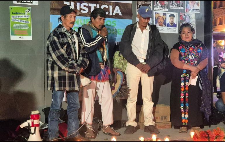 La protesta reunió carteles con los nombres y perfiles de las y los activistas, pero también a asistentes de la comunidad indígena de Azqueltán, cuyos integrantes han denunciado los conflictos que enfrentan. EL INFORMADOR/ R. BOBADILLA.