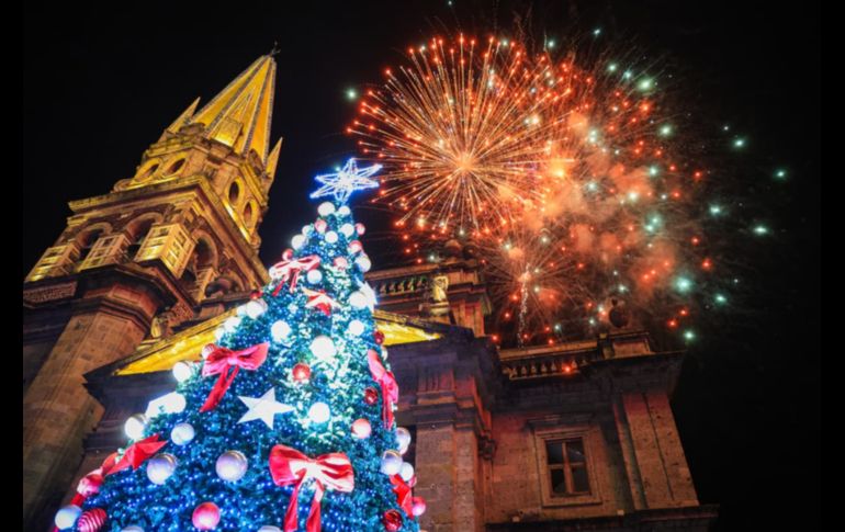 Con fuegos artificiales, un espectáculo de luces en la fachada de la Catedral, shows en vivo y el tradicional encendido del árbol, el Centro Histórico de Guadalajara recibió la Navidad con la inauguración del Festival Ilusionante 2025.EL INFORMADOR / J. Acosta