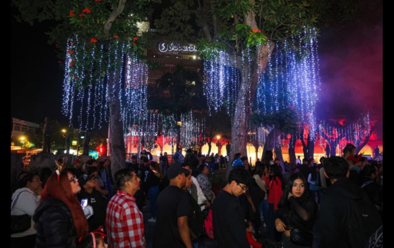 Con fuegos artificiales, un espectáculo de luces en la fachada de la Catedral, shows en vivo y el tradicional encendido del árbol, el Centro Histórico de Guadalajara recibió la Navidad con la inauguración del Festival Ilusionante 2025.EL INFORMADOR / J. Acosta