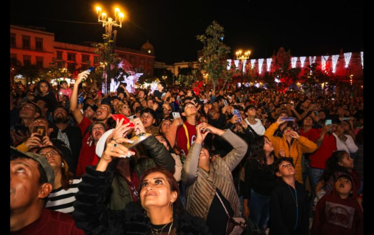 Con fuegos artificiales, un espectáculo de luces en la fachada de la Catedral, shows en vivo y el tradicional encendido del árbol, el Centro Histórico de Guadalajara recibió la Navidad con la inauguración del Festival Ilusionante 2025.EL INFORMADOR / J. Acosta