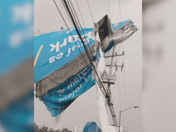 Debido a la intensidad y a los fuertes vientos, se reportó también un espectacular a punto de caer. ESPECIAL