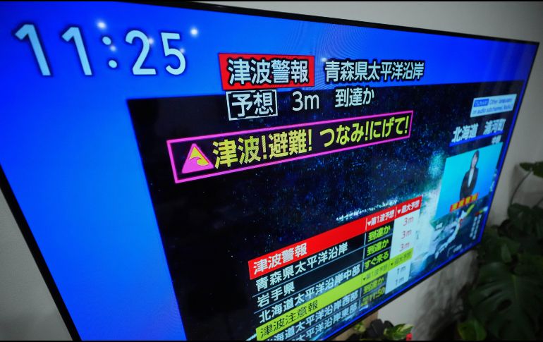 Una alerta de tsunami se muestra en un televisor en Yokohama, cerca de Tokio, el lunes 8 de diciembre de 2025. Tras un fuerte sismo en la costa norte de Japón, se emitió una alerta de tsunami. AP/E. Hoshiko
