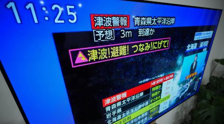 Una alerta de tsunami se muestra en un televisor en Yokohama, cerca de Tokio, el lunes 8 de diciembre de 2025. Tras un fuerte sismo en la costa norte de Japón, se emitió una alerta de tsunami. AP/E. Hoshiko